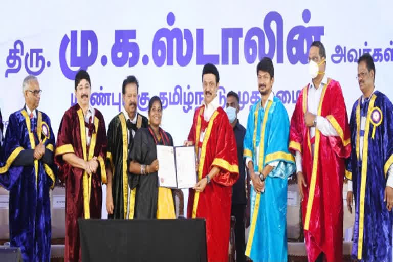 அங்கி அணிய வைத்த முதலமைச்சருக்கு நன்றி தெரிவித்த உதயநிதி