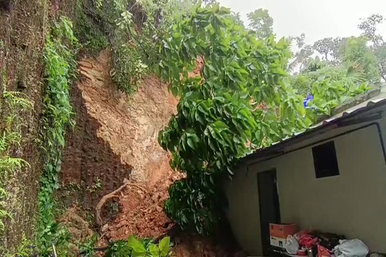 Land Slide During heavy rain Kottayam  oil fell on top of house in Kottayam  കനത്ത മഴയില്‍ മണ്ണിടിഞ്ഞ് വീടിന് മുകളില്‍ വീണു  ഇടനാട് പാറത്തോട് അപകടം