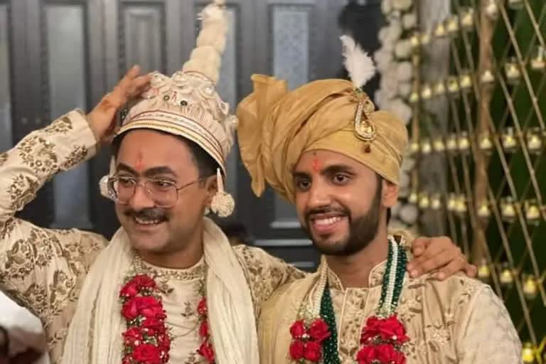 Kolkata witnesses its first gay wedding  Kolkata s first gay couple Abhishek Roy and Chaitanya Sharma got married  costume designer Abhishek Roy and digital marketer Chaitanya Sharma got married  പുതുചരിത്രമെഴുതി അഭിഷേകും ചൈതന്യയും  ആദ്യ സ്വവർഗ വിവാഹത്തിന് സാക്ഷ്യം വഹിച്ച് കൊൽക്കത്ത  കൊൽക്കത്ത ആദ്യ സ്വവർഗ വിവാഹം  കൊൽക്കത്ത ആദ്യ സ്വവർഗ ദമ്പതികൾ  അഭിഷേക് റോയ് ചൈതന്യ ശർമ്മ വിവാഹം  ഇന്ത്യയിലെ ആദ്യ സ്വവർഗ ദമ്പതികൾ