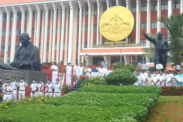 നിയമസഭ നേരത്തെ പിരിഞ്ഞതില്‍ പ്രതിഷേധം; സ്‌പീക്കറെ നേരില്‍ കണ്ട് പ്രതിപക്ഷം