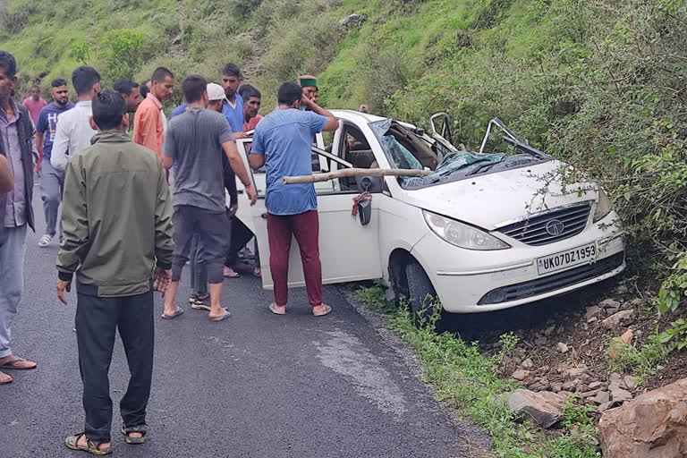 Tehri stone fell on car