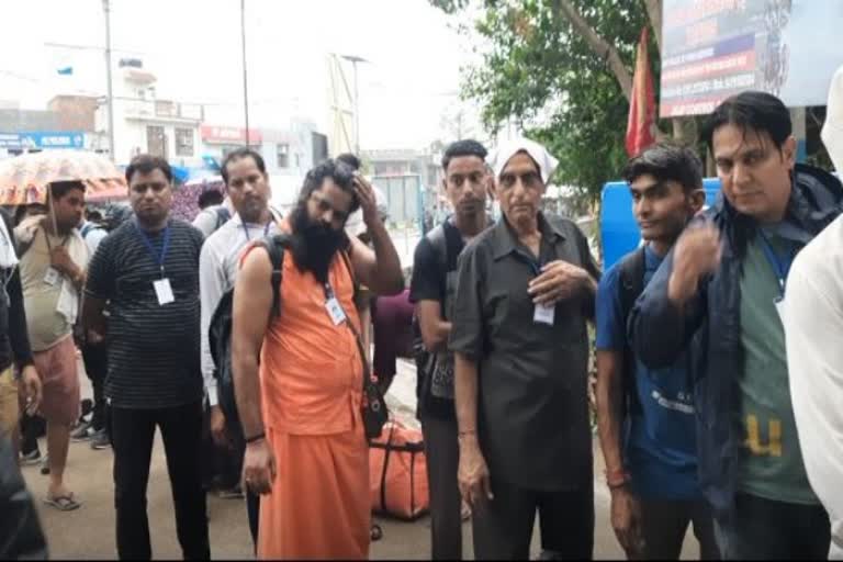 Pilgrims leave for Amarnath