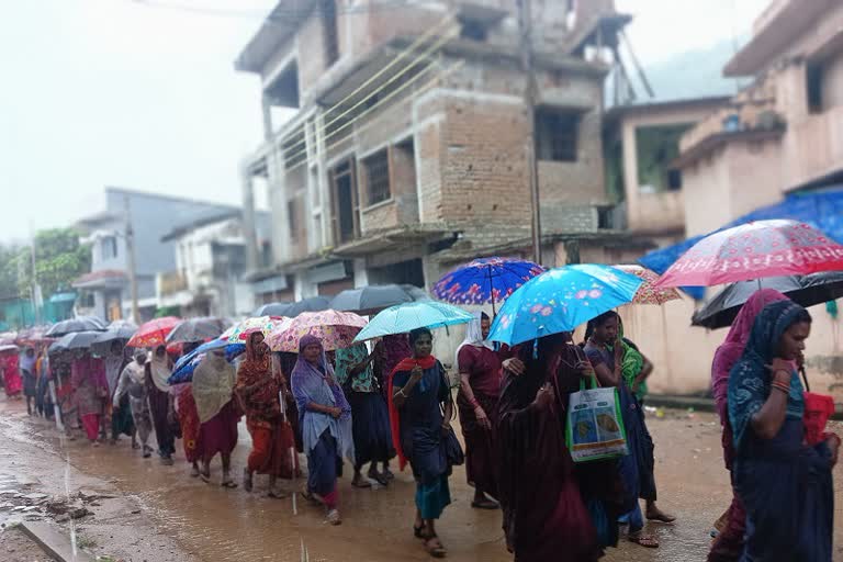 Anganwadi workers protest in rain water in Kanker