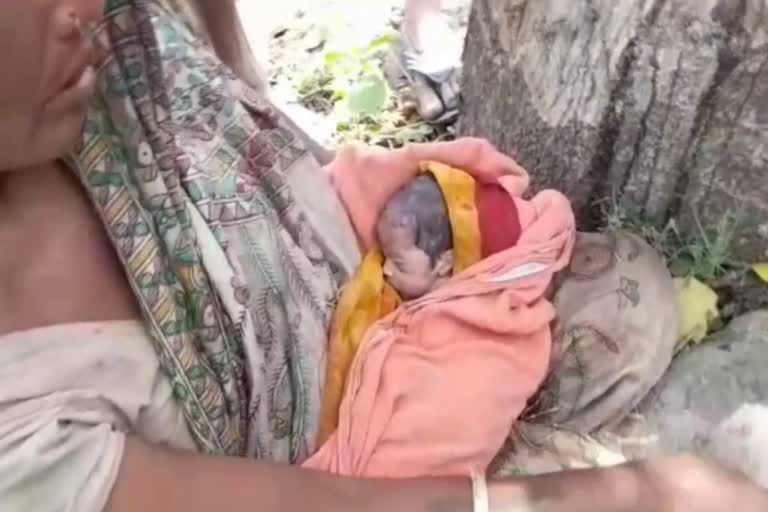 woman gave birth to child on roadside