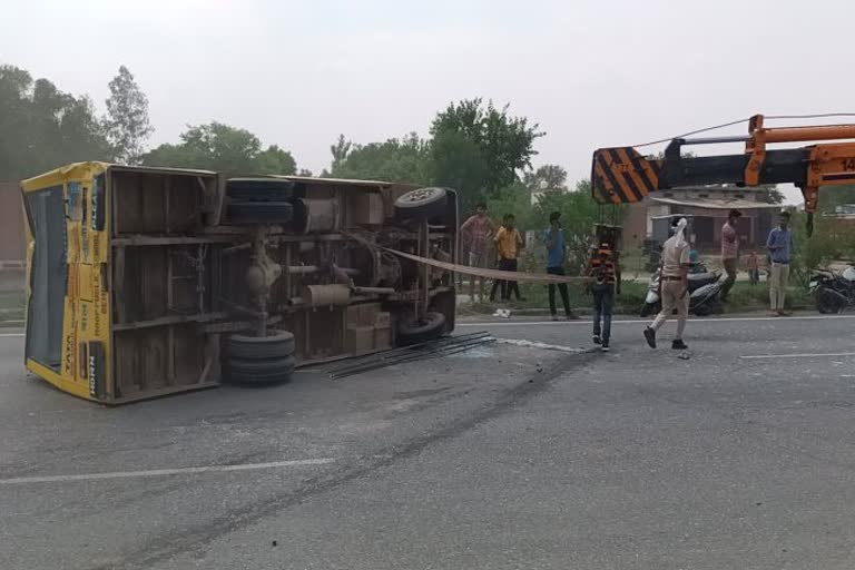 Private bus collides with school bus