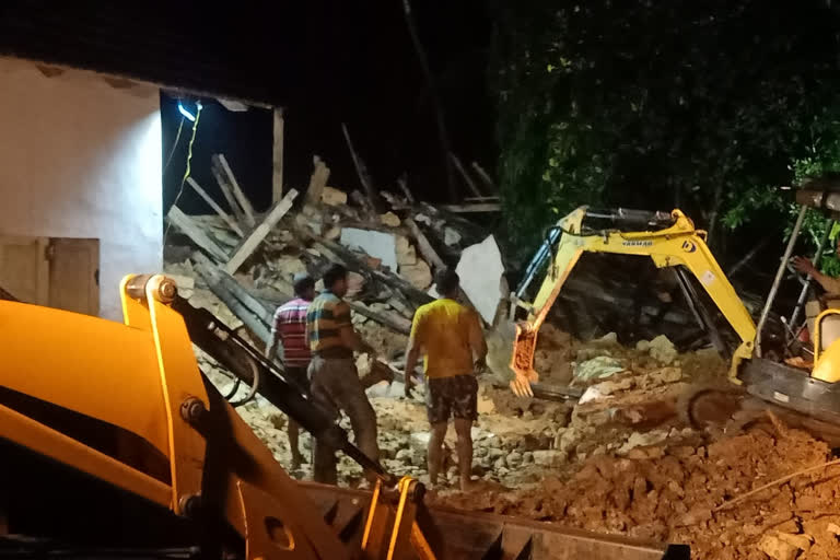 man died over landslide in Mangalore, worker stuck in Bantwal landslide, Bantwal landslide news, Bantwal landslide rescue operation, ಮಂಗಳೂರಿನಲ್ಲಿ ಭೂಕುಸಿತದಿಂದ ವ್ಯಕ್ತಿ ಸಾವು, ಬಂಟ್ವಾಳ ಭೂಕುಸಿತದಲ್ಲಿ ಸಿಲುಕಿದ ಕಾರ್ಮಿಕರು, ಬಂಟ್ವಾಳ ಭೂಕುಸಿತ ಸುದ್ದಿ, ಬಂಟ್ವಾಳ ಭೂಕುಸಿತ ರಕ್ಷಣಾ ಕಾರ್ಯಾಚರಣೆ,