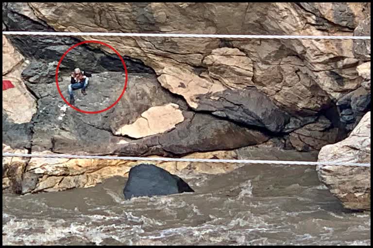 सुंदरनगर में मछली पकड़ने गया युवक ब्यास नदी में फंसा
