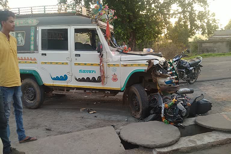 Road accident in Latehar two died in vehicle and bike collision