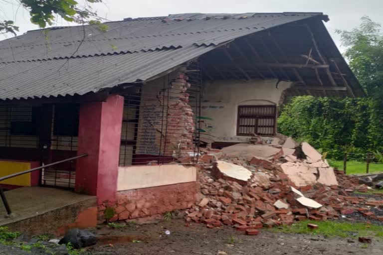 school wall collapsed in pale of Dahanu taluka