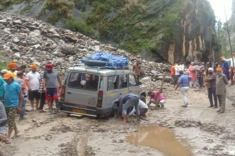 Chamoli roads blocked