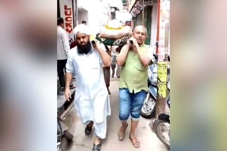 Muslim shop owner Performed Last Rites Of Hindu Employee shows Communal Harmony