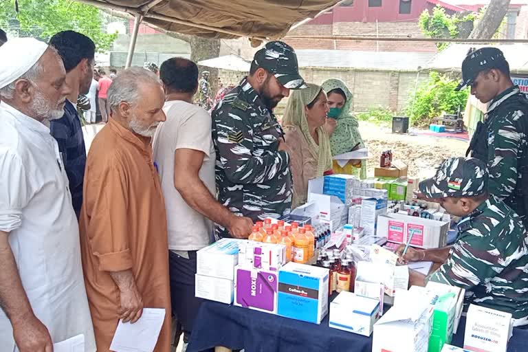 CRPF Organised Medical Camp in tral: طبی کیمپ میں سی آر پی ایف نے ادویات مفت تقسیم کیں