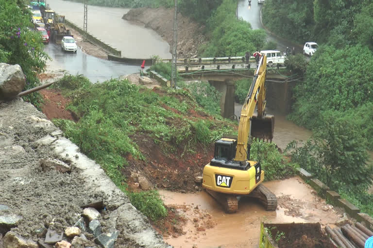 Landslide in Kochi Dhanushkodi highway  Kochi Dhanushkodi highway  Landslide in idukki monsoon  monsoon landslide  കൊച്ചി ധനുഷ്‌കോടി ദേശീയപാത മണ്ണിടിച്ചിൽ  കാലവർഷം ഇടുക്കിയിൽ മണ്ണിടിച്ചിൽ  ദേശീയപാത ഗ്യാപ്പ് റോഡ്