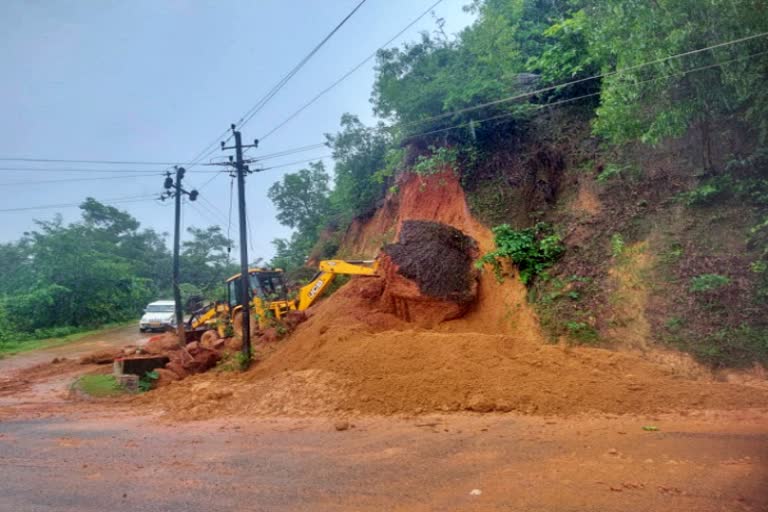 ರಸ್ತೆ ಮೇಲೆ ಗುಡ್ಡ ಕುಸಿತ