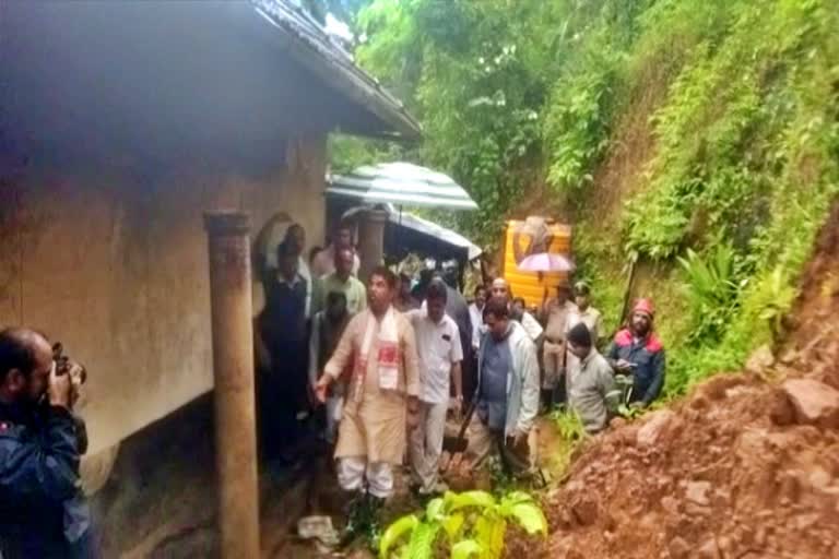 ಮಳೆಯಿಂದ ಹಾನಿಗೀಡಾದ ಚೆಂಬು ಗ್ರಾಮಕ್ಕೆ ಸಚಿವ ಆರ್ ಅಶೋಕ್ ಭೇಟಿ