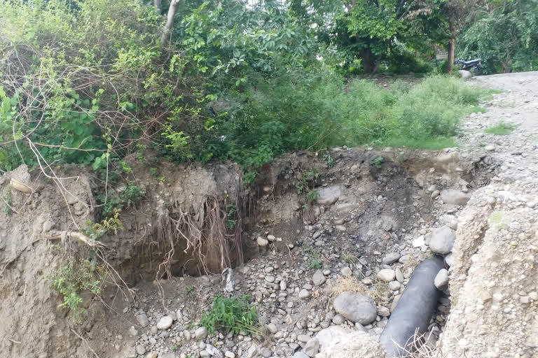 danger of erosion in the Kosi barrage