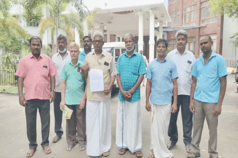 களிமண் எடுக்க நிரந்தர அனுமதி அளிக்குமாறு- மாவட்ட ஆட்சியர் அலுவலகத்தில் மனு