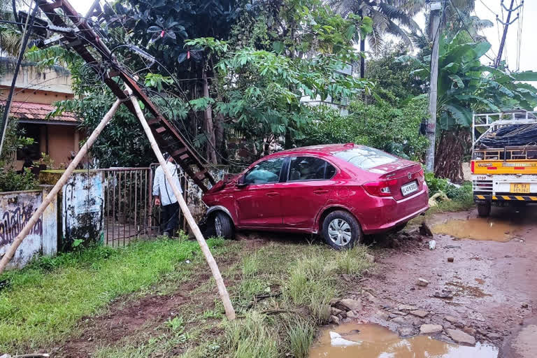 അമ്പലപ്പുഴയിൽ നിയന്ത്രണം വിട്ട കാർ ഇടിച്ച്; ഏഴുവയസുകാരി ഉള്‍പ്പെടെ രണ്ട് മരണം