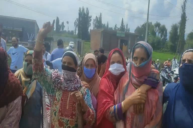 Residants Of Hiller kokernag Held Protest Against  jal shaki department