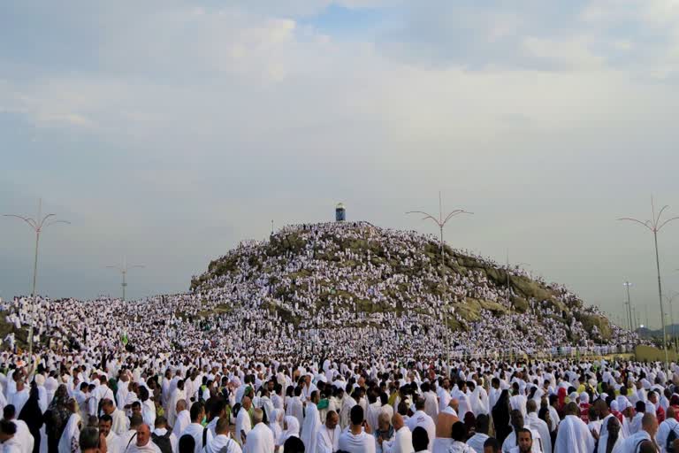 1m Muslims Gather At Mount Arafat Today As Hajj Reaches Climax  one million Muslims Gather At Mount Arafat Today  Mount Arafat  Islamic Hajj  Makkah in Saudi Arabia  ഹജ്ജ് കർമ്മത്തിന്‍റെ സുപ്രധാന ചടങ്ങായ അറഫ സംഗമം ഇന്ന്  അറഫ സംഗമം ഇന്ന്  ഹജ്ജ് കർമ്മം  ഹജ്ജിന് തുടക്കം  ഹജ്ജ് തീർഥാടകർ  അറഫ പർവതനിര  അറഫ പർവതനിര ഹജ്ജ് കർമ്മങ്ങൾ  അറഫ ഖുത്തുബ  നമിറ പള്ളിയിലെ അറഫ ഖുത്തുബ