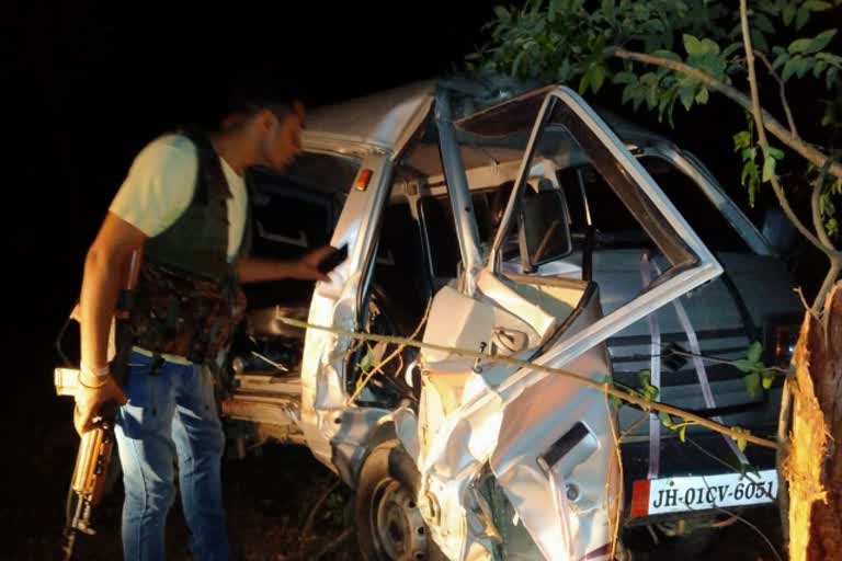 Road Accident in Latehar Driver died after car collides with tree