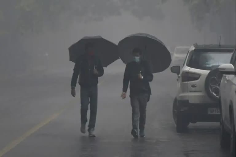 weather updates kerala  rain updates kerala  weather updates  rain updates  സംസ്ഥാനത്ത് തിങ്കളാഴ്‌ച വരെ മഴ  സംസ്ഥാനത്ത് തിങ്കളാഴ്‌ച വരെ കനത്ത മഴ  കേരളത്തിൽ ശക്തമായ മഴ  തിങ്കളാഴ്‌ച വരെ ഇടിമിന്നലോടുകൂടിയ ഒറ്റപ്പെട്ട കനത്ത മഴ തുടരും  12 ജില്ലകളിൽ യെല്ലോ അലർട്ട്  യെല്ലോ അലർട്ട് ജില്ലകൾ  അതിശക്തമായ കാറ്റിന് സാധ്യത  കാലാവസ്ഥ നിരീക്ഷണകേന്ദ്രം  കാലാവസ്ഥ നിരീക്ഷണകേന്ദ്രം അറിയിപ്പ്  ഇടിമിന്നല്‍ ജാഗ്രത നിർദേശം