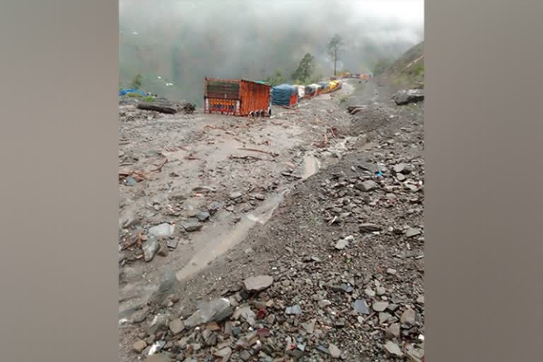 jammu srinagar nhw blocked due to landslides mudslides and slush at multiple places