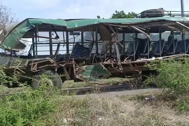 people died in TamilNadu accident, chengalpattu accident news, Travelers died in chengalpattu road accident, Government bus and lorry collide in chengalpattu, TamilNadu road accident news, ತಮಿಳುನಾಡು ಅಪಘಾತದಲ್ಲಿ ಜನರು ಸಾವು, ಚೆಂಗಲ್ಪಟ್ಟು ಅಪಘಾತ ಸುದ್ದಿ, ಚೆಂಗಲ್ಪಟ್ಟು ರಸ್ತೆ ಅಪಘಾತದಲ್ಲಿ ಪ್ರಯಾಣಿಕರು ಸಾವು, ಚೆಂಗಲ್ಪಟ್ಟುದಲ್ಲಿ ಸರ್ಕಾರಿ ಬಸ್ ಮತ್ತು ಲಾರಿ ಡಿಕ್ಕಿ, ತಮಿಳುನಾಡು ರಸ್ತೆ ಅಪಘಾತ ಸುದ್ದಿ,