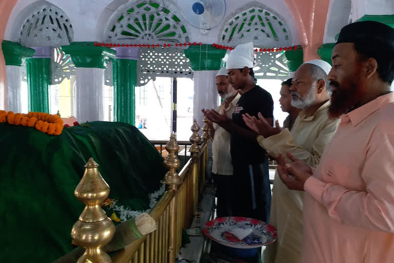 Prayers at Risaldar Baba tomb in Ranchi