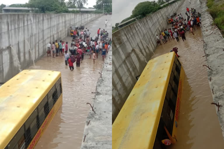 School bus stuck in flood in mahabubnagar  heavy rain and flood in mahabubnagar  mahabubnagar floods school bus stuck  bus rescued from flood  സ്‌കൂൾ ബസ് വെള്ളക്കെട്ടിൽപ്പെട്ടു  മെഹബൂബ്‌നഗർ പ്രളയം ബസ് അകപ്പെട്ടു