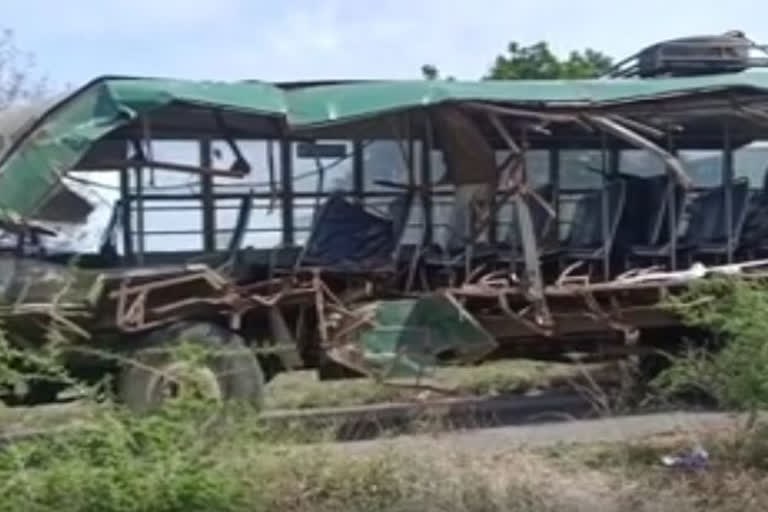 A government bus collided with a lorry; 6 killed, 15 injured