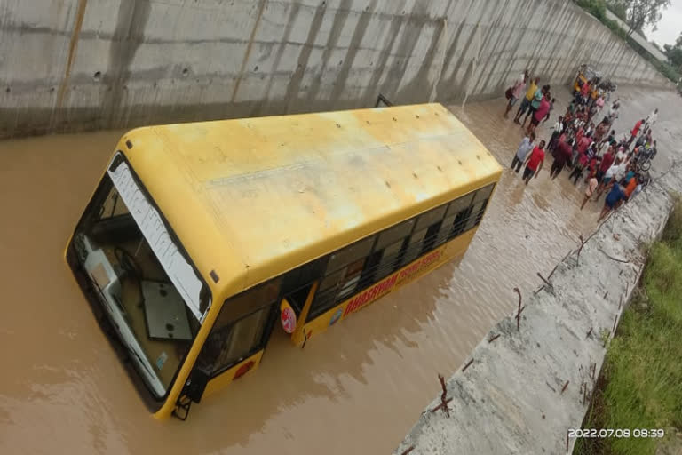 ବନ୍ୟାଜଳରେ ଫସିଲା ସ୍କୁଲ ବସ୍, ୨୫ ଛାତ୍ରଛାତ୍ରୀ ସୁରକ୍ଷିତ ଉଦ୍ଧାର