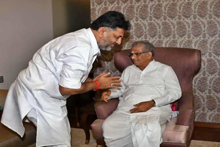 DK Shivakumar Meets Veerendra Heggade