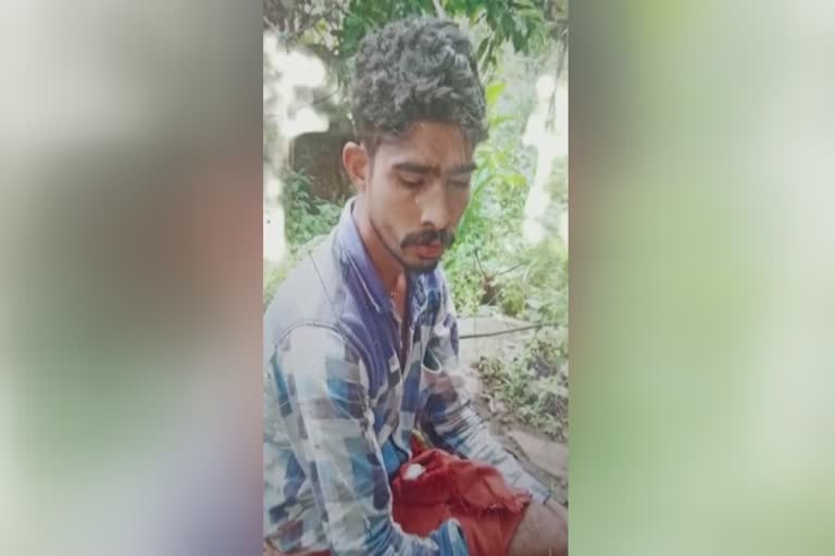 tribal youth suspected shot dead while hunting in Idukki  tribal youth suspected to have been shot dead in while hunting in Idukki  ആദിവാസി യുവാവ് വെടിയേറ്റ് മരിച്ചതായി സംശയം  ആദിവാസി യുവാവിന്‍റെ മൃതദേഹം സുഹൃത്തുക്കൾ കുഴിച്ചിട്ടതായി പൊലീസ്  tribal man death  tribal youth shot to death by hunters  ആദിവാസി യുവാവ് വെടിയേറ്റ് മരിച്ചു  നായാട്ടിനിടെ മഹേന്ദ്രൻ വെടിയേറ്റ വാര്ത്ത