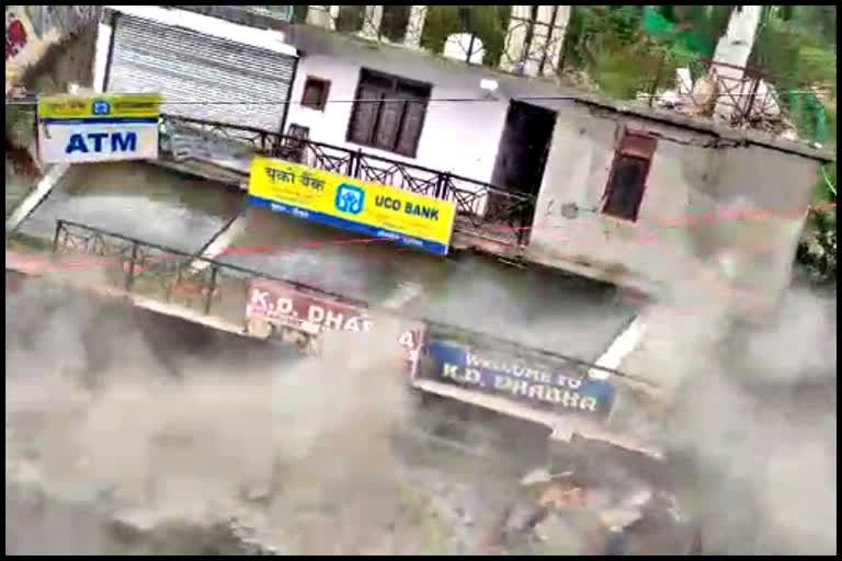 शिमला के चौपाल में ढह गई 4 मंजिला इमारत, देखें वीडियो