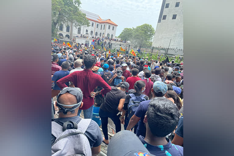 Sri Lanka President Gotabaya Rajapaksa flees  protests in Sri Lanka  economic crisis in srilanka protest  Enraged protestors storm Sri Lankan President Gotabaya Rajapaksa house  ശ്രീലങ്കയിൽ പ്രതിസന്ധി രൂക്ഷം  ഗോതബായ രാജപക്‌സെ നാടുവിട്ടു  പ്രസിഡന്‍റിന്‍റെ വസതി കയ്യേറി പ്രതിഷേധക്കാർ  പ്രസിഡന്‍റ് ഗോതബായ രാജപക്‌സെ