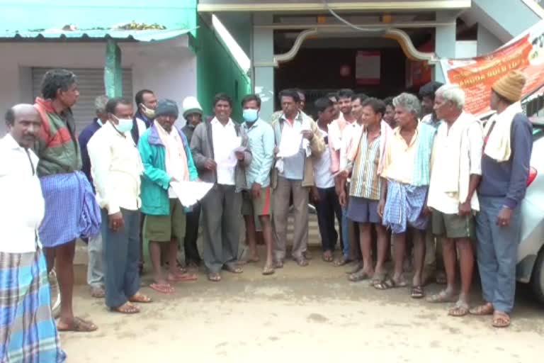 Protest by farmers in front of the bank