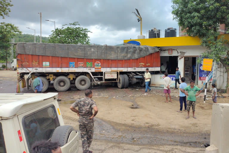 Ramgarh accident collision between trailer and tanker at petrol pump