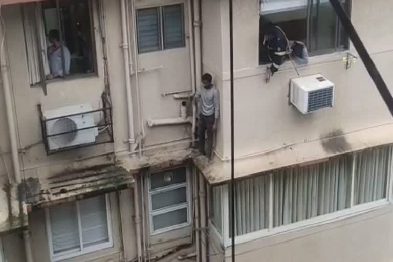 Thief jumps from 4th floor mumbai