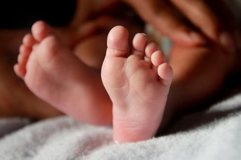 infant fell down from nurse in neyyattinkara  infant fell down  new born baby fell down  കുഞ്ഞ് നിലത്ത് വീണു  നഴ്‌സിന്‍റെ കയ്യിൽ നിന്ന് നവജാത ശിശു നിലത്ത് വീണു  നെയ്യാറ്റിന്‍കര ജനറല്‍ ആശുപത്രി