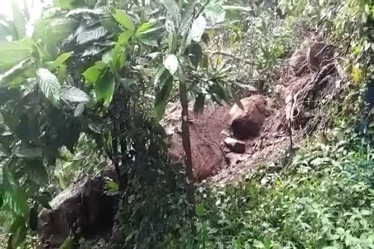 Rock pile collapsed at Kanjikuzhi Pallipunnayar in Idukki  Kanjikuzhi Pallipunnayar Rock pile collapsed  ഇടുക്കി പള്ളിപ്പുന്നയാറിൽ പാറക്കൂട്ടം ഇടിഞ്ഞുവീണു  കഞ്ഞിക്കുഴി പള്ളിപ്പുന്നയാർ പാറക്കൂട്ടം ഇടിഞ്ഞുവീണു  ഇടുക്കി മഴ അപകടം  കഞ്ഞിക്കുഴി പള്ളിപ്പുന്നയാർ പാറക്കൂട്ടം വാർത്ത  idukki rain news  idukki Rock pile accident