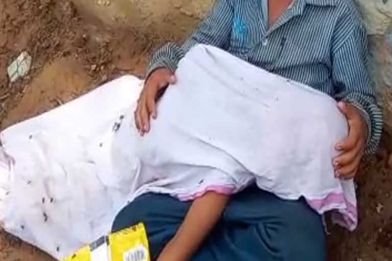 Innocent sitting with brother dead body in Morena District Hospital