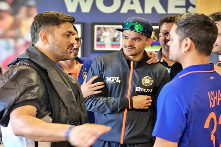 cricket news  MS Dhoni  MS Dhoni Meets Team India  Edgbaston  एजबेस्टन  भारतीय क्रिकेटर  एमएस धोनी  महेंद्र सिंह धोनी  टी20 अंतरराष्ट्रिय मैच