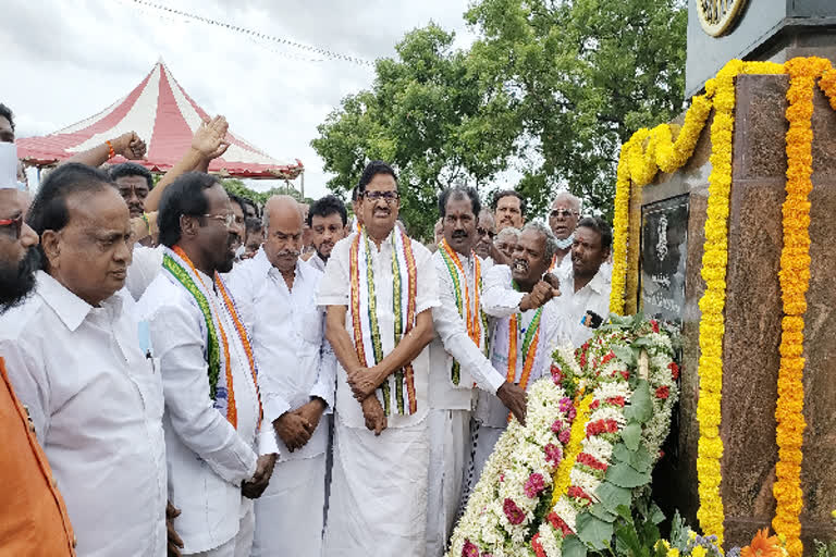 சிப்பாய் புரட்சி தூணிற்கு மலர் வளையம் வைத்து மரியாதை செலுத்திய -கே.எஸ்.அழகிரி