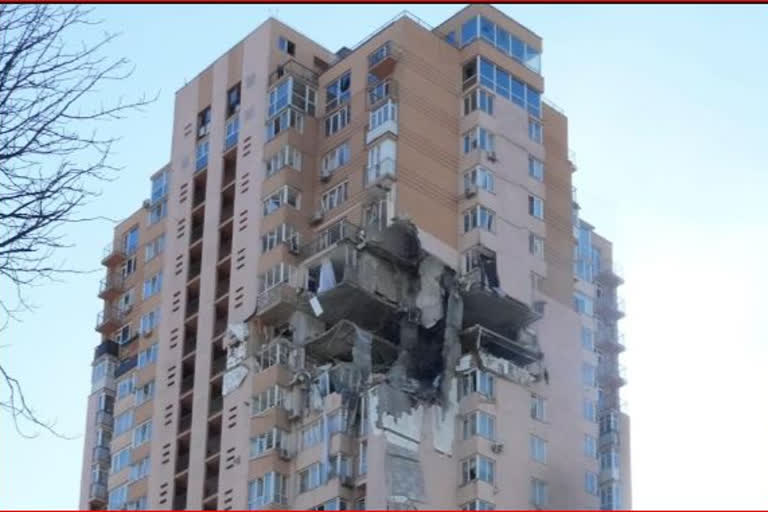 Russian rockets hit apartment block building in Ukraine