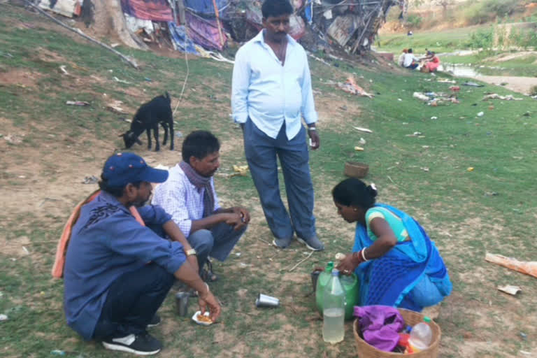 Liquor sale around Harihardham temple of Giridih