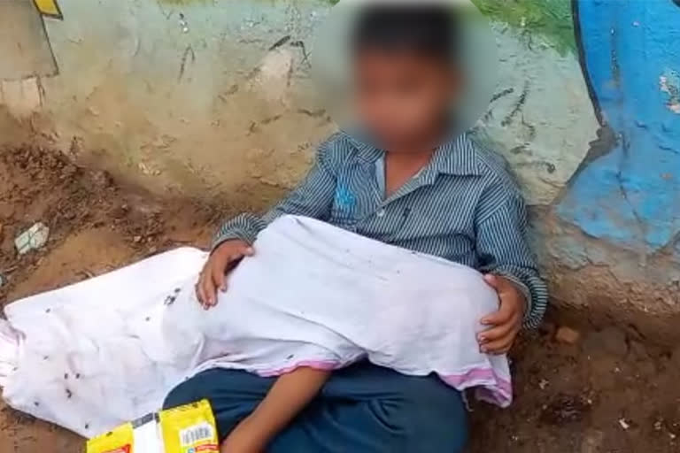 Eight year old child sit with brothers dead body for hours  Morena Madhya Pradesh  No ambulance at hospital to take dead body  Kamal Nath slams CM  സഹോദരന്‍റെ മൃതദേഹം മണിക്കൂറുകളോളം മടിയില്‍വച്ച് എട്ടുവയസുകാരന്‍  രണ്ട് വയസുള്ള സഹോദരന്‍റെ മൃതദേഹം മടിയില്‍വച്ച് എട്ടുവയസുകാരന്‍