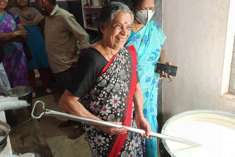 kozhikode school gives pension to former cook  former school cook gets pension in kozhikode  kozhikode government school give mid day meal worker pension  cherukulathoor govt lp school latest news  ചെറുകുളത്തൂർ ഗവ എൽപി സ്‌കൂള്‍ പുതിയ വാര്‍ത്ത  പാചക തൊഴിലാളിക്ക് പെന്‍ഷന്‍ നല്‍കി സ്‌കൂള്‍  കല്യാണിയമ്മ പാചക തൊഴിലാളി പെന്‍ഷന്‍  പാചക തൊഴിലാളികള്‍ക്ക് പെന്‍ഷന്‍ വിതരണം തോമസ് ഐസക്ക്