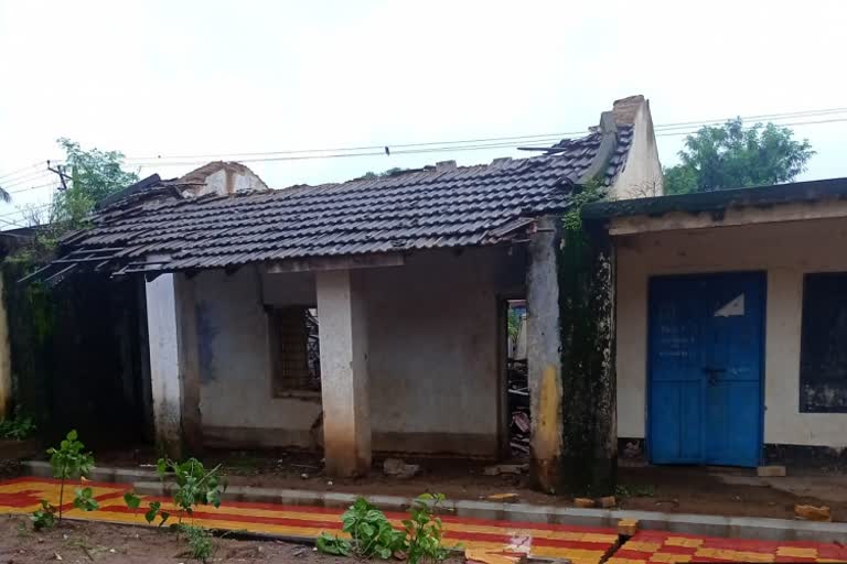 The school wall collapsed due to rain