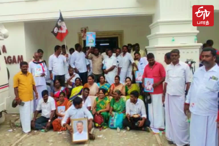 'எடப்பாடி ஒழிக' என்று அதிமுக தலைமை அலுவலகத்தில் முன் ஆர்ப்பாட்டம்